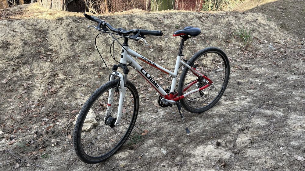 CUBE Travel – Niezawodny Rower Trekkingowy (Biały)