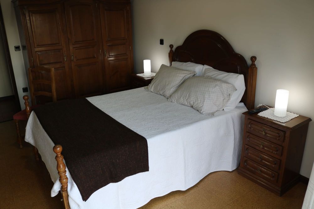 Mobilia completa: cama, armário, cómoda