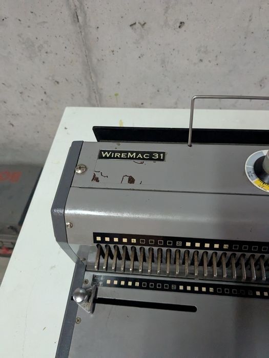 Máquina de encadernar argolas WireMac 31