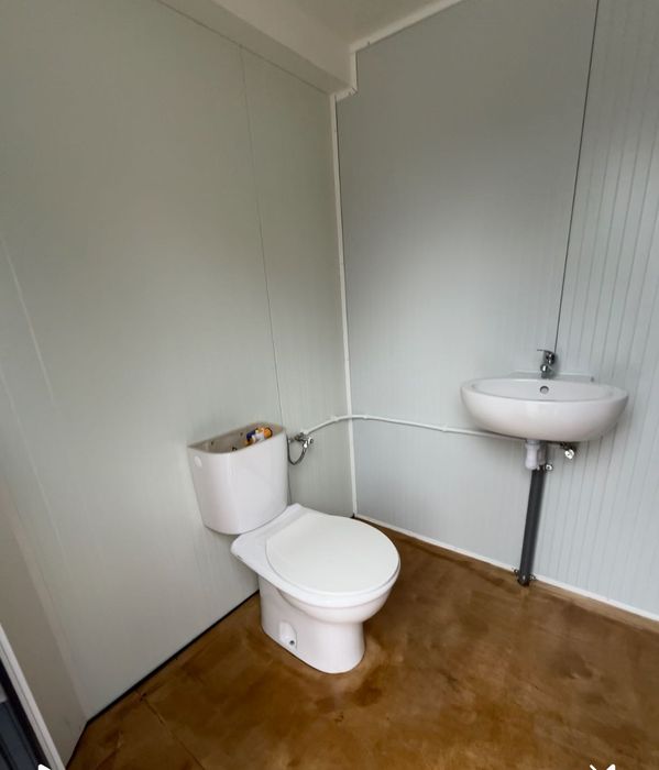 Contentor bar novo com WC pronto a transportar