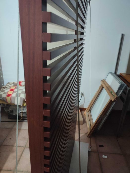 Biombos de madeira e acrílico