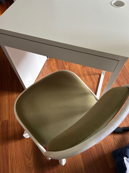 Secretaria com cadeira