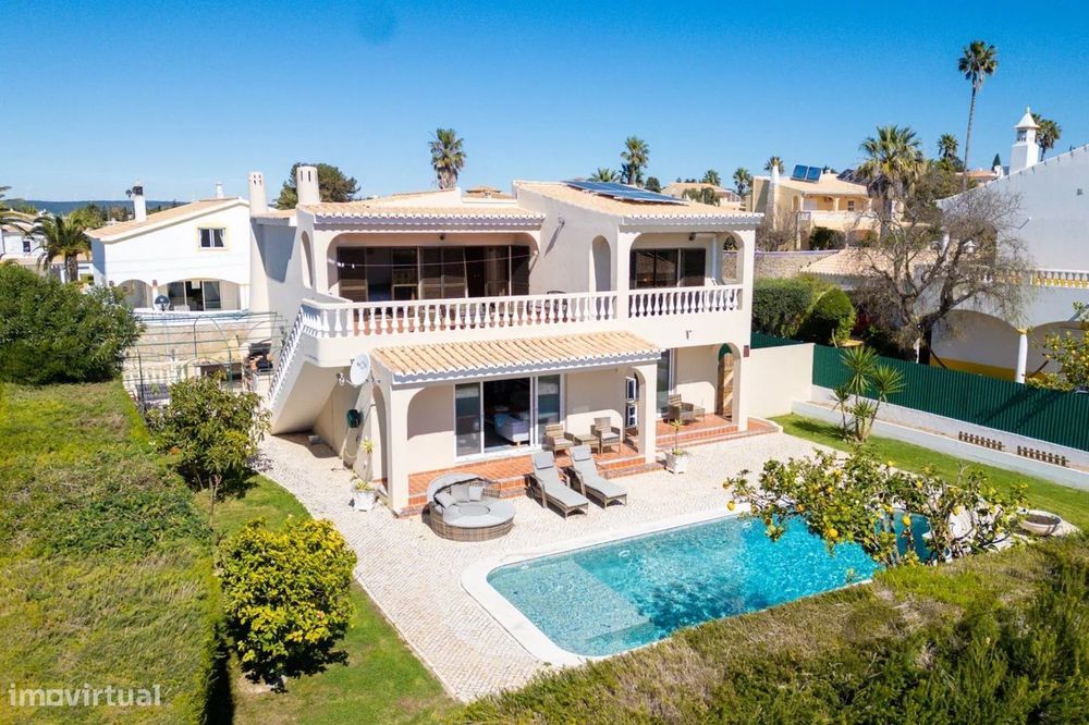 Moradia T3 Renovada "Chave na Mão" com Piscina Virada a Sul em Montinh