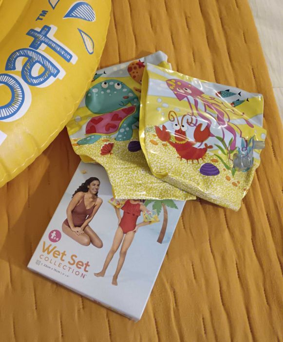 Boia de bebé e braçadeiras