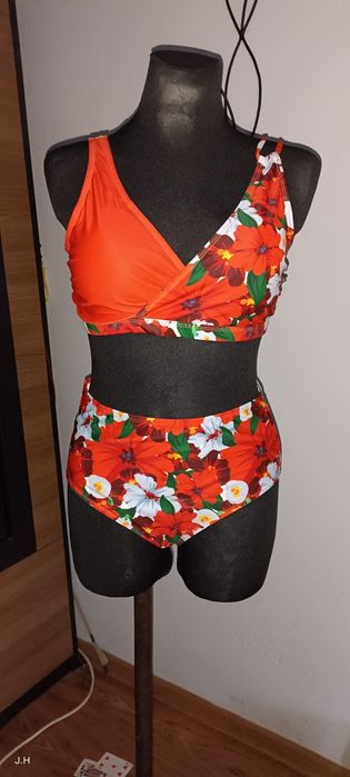 Strój kąpielowy dwuczęściowy.