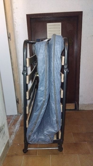 Cama dobravel para visitas em bom estado 50€,Mesa de cozinha dobravel 40€