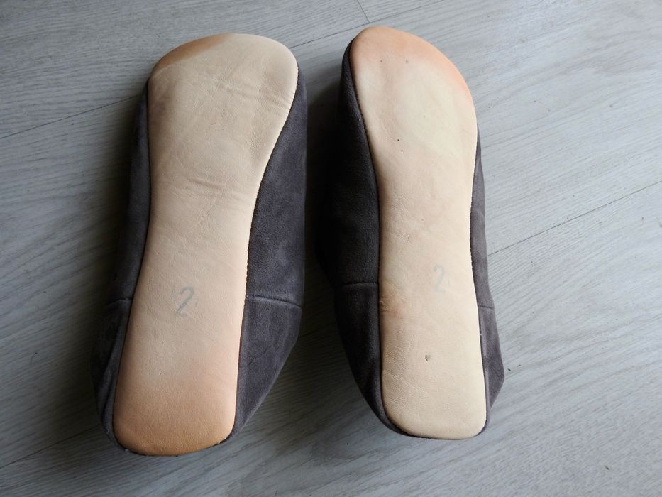 Chinelos de quarto em pele