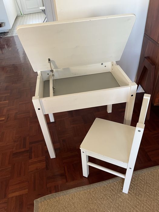 Secretaria e cadeira crianca