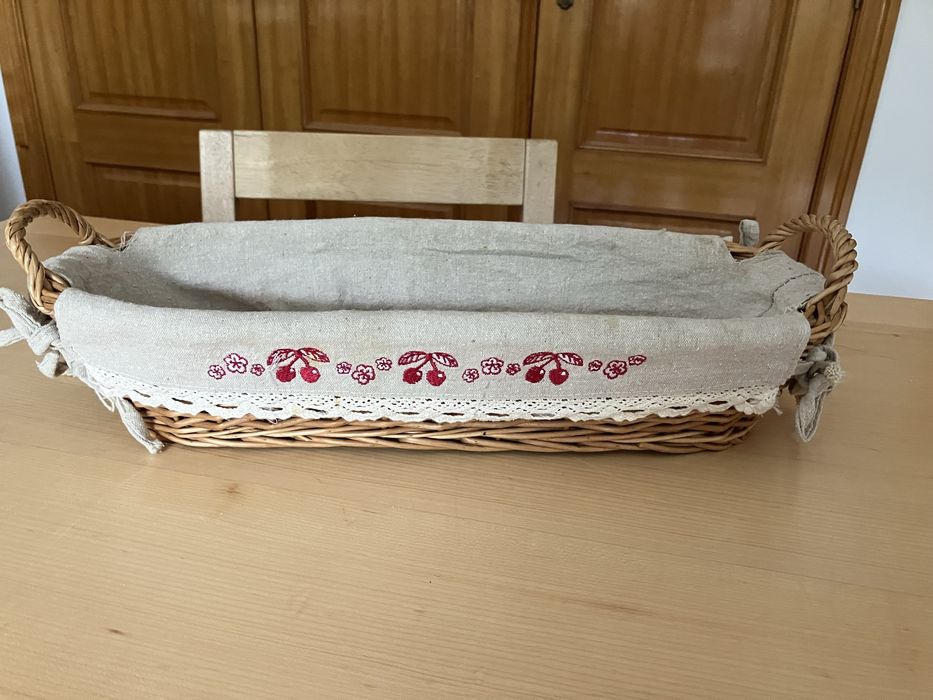 Cesta garrafeira em verga com tecido á volta