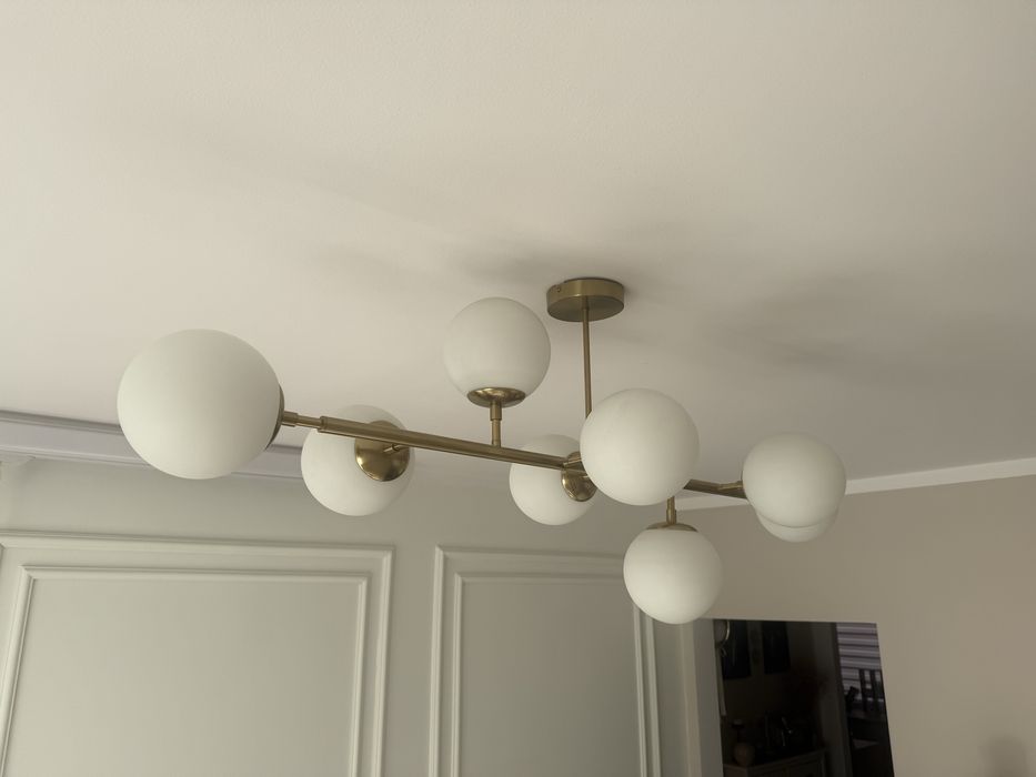 Lampa wisząca złota z mlecznymi kulami