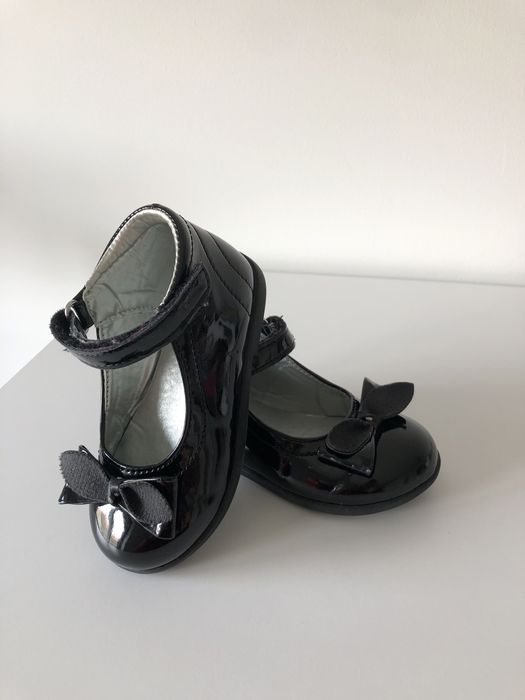 Sapatos de menina, em verniz, pretos, tamanho 22, em bom estado