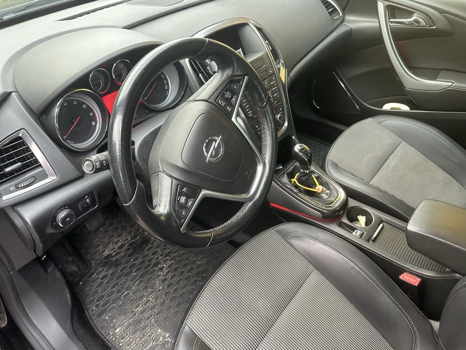 Opel Astra J 2011