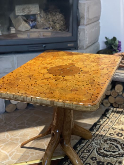 Стіл з дерева та епоксидної смоли