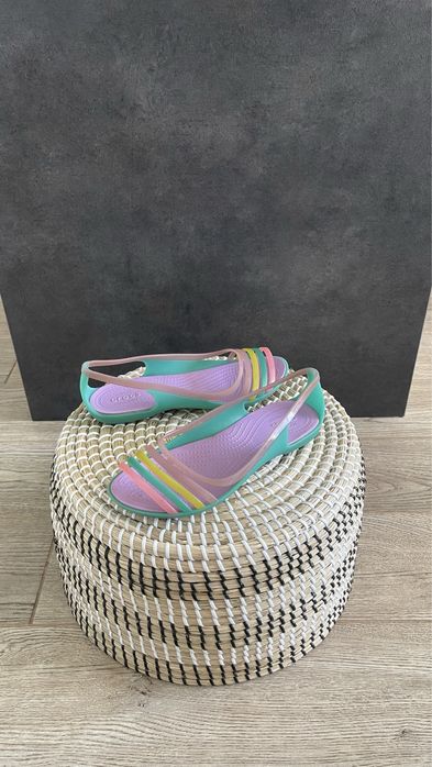 Crocs sandały Isabella Huarache Flat Iris & Green W6 36/37