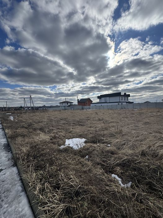 Продам ділянки в с Святопетрівське 5,6,7 соток Газ Світло