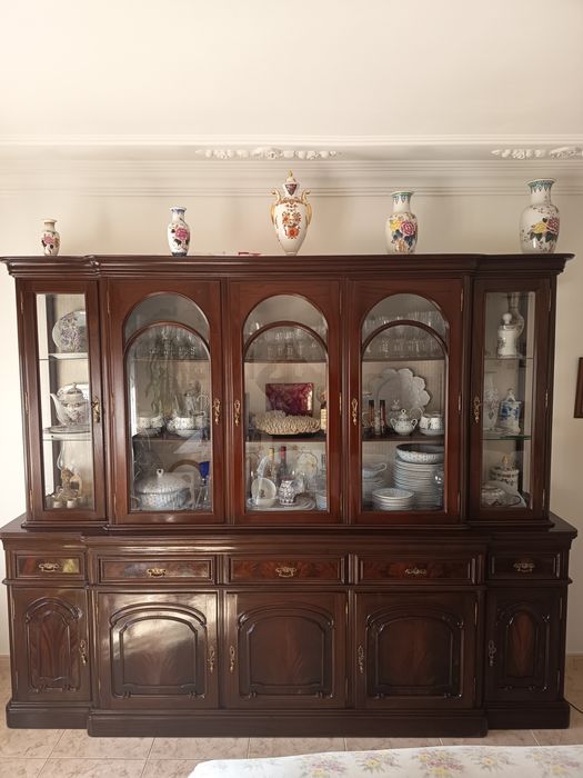 Móvel de sala de jantar com cristaleira