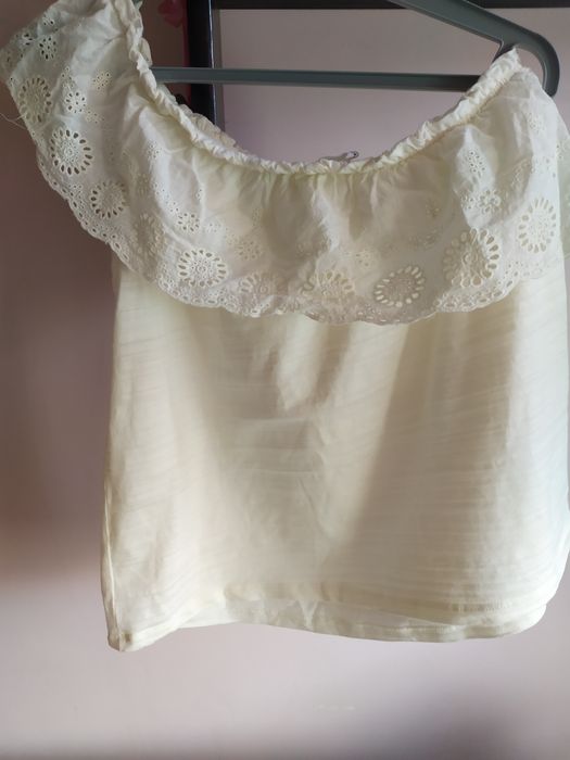 Kremowa bluzka na jedno ramię