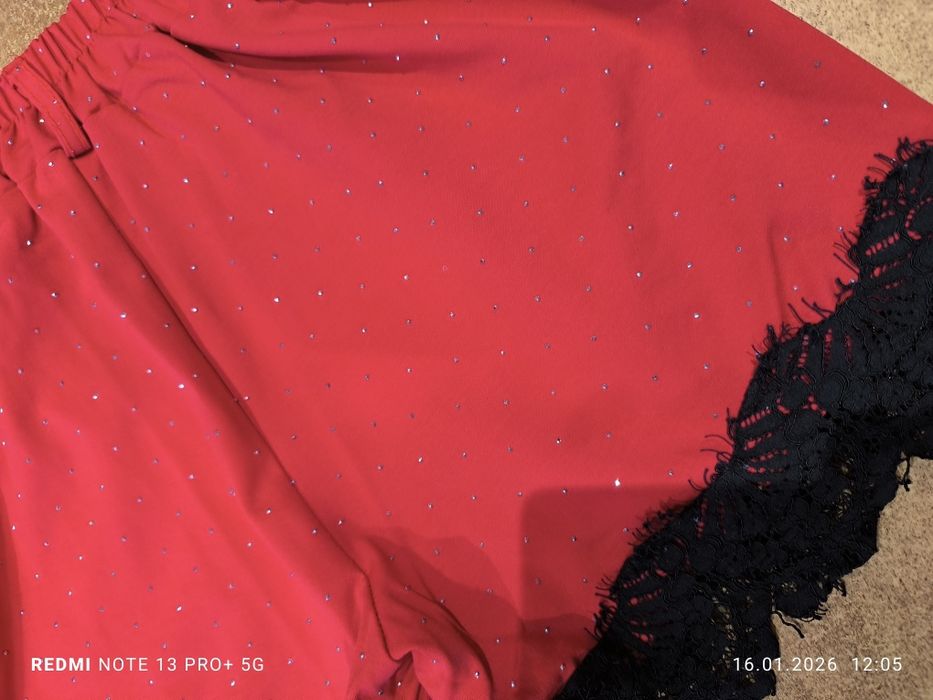 Fajne czerwone spodenki z cekinami i koronką