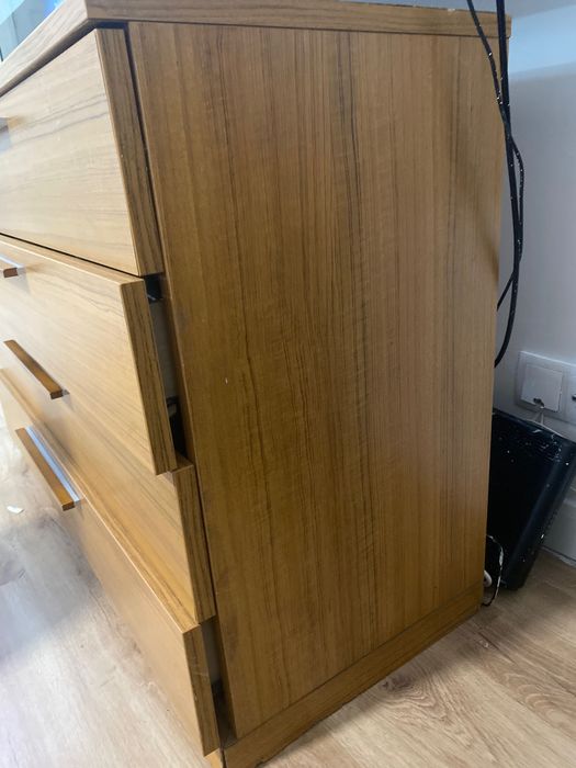 Cómoda: Bastante arrumação, gavetas a deslizar bem, com algum chamuscado na parte baixa lateral - por 30€