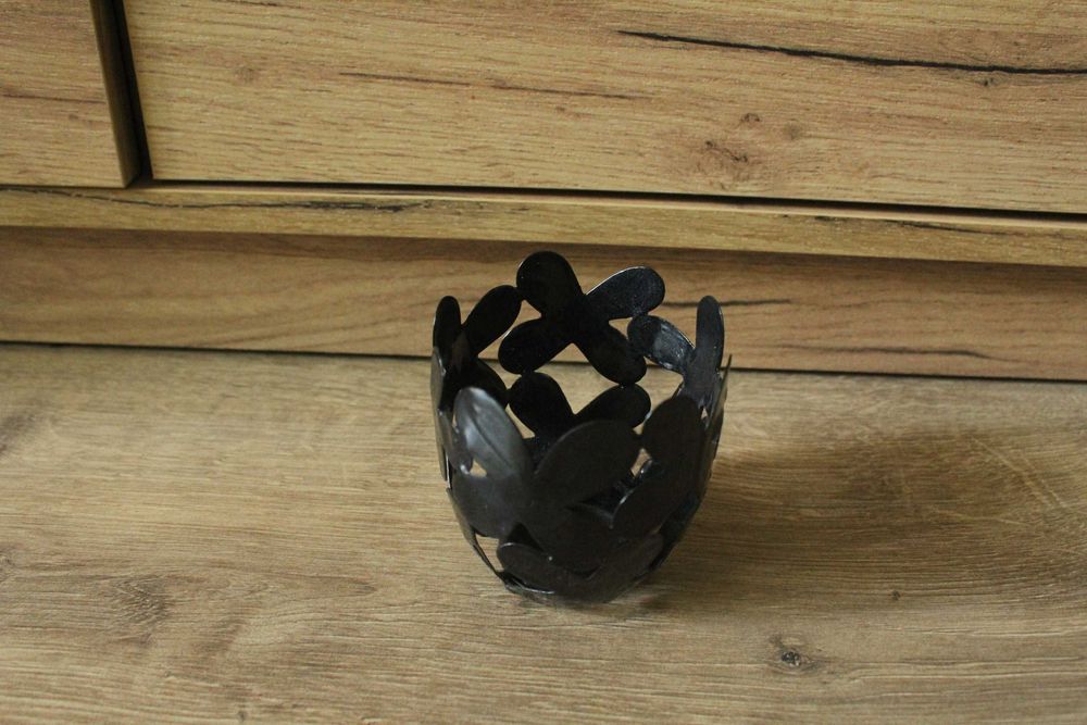 Симпатичний металічний підсвічник