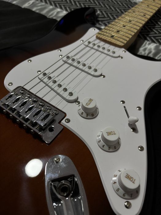 Pack Guitarra Elétrica Sonic Stratocaster 2TS 10G Squier (Fender)