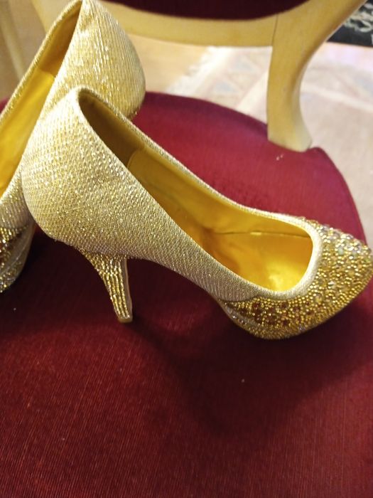 Piekne zlote buty