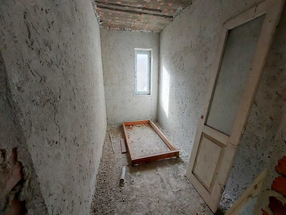 Продається добротний цегляний будинок з гаражем та літньою кухнею...