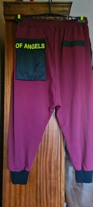 Burgundowe spodnie - telefon przejaskrawia kolor. Acqua & Limone..