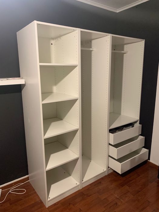 Cama pele sintetica preta com estrado ripas  + Armario Closet Branco