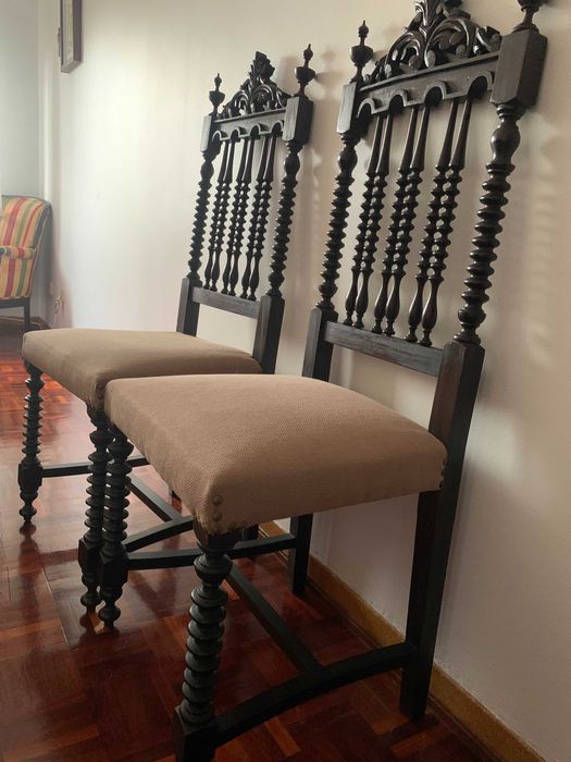 2 Cadeiras de Madeira Escura