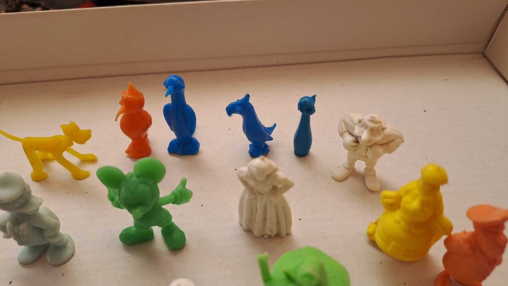 Bonecos de brindes antigos.