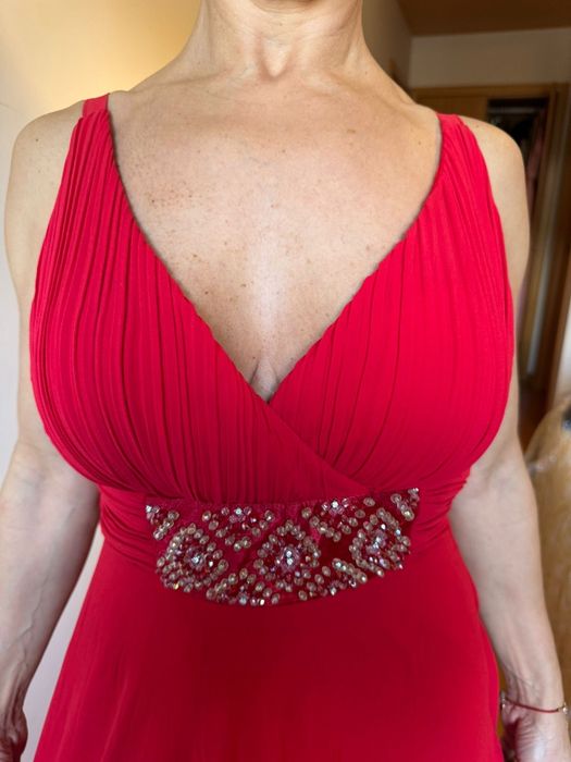 Vestido de festa vermelho , detalhes em pedraria