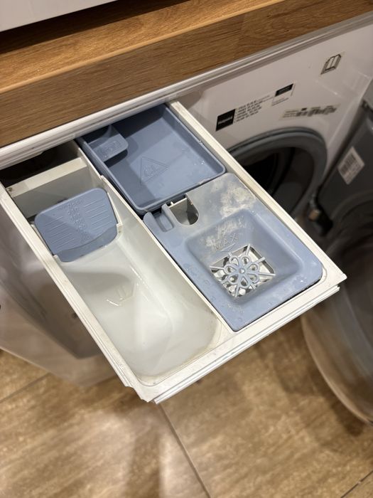 Pralko-suszarka Hotpoint Ariston Aqualtis 10/7 kg – do naprawy