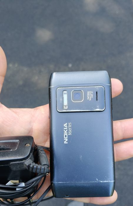Nokia N8 z ładowarką