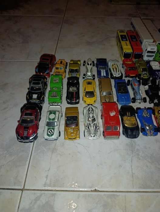 Vendo carrinhos hotweels entre outros