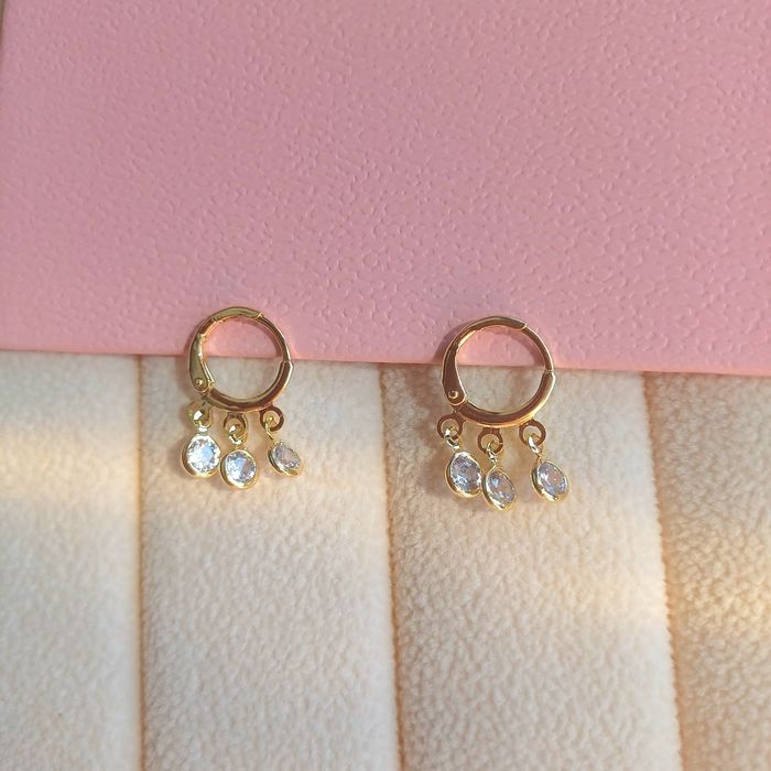 Brinco delicado com 3 zirconias banhada a ouro com fecho prático