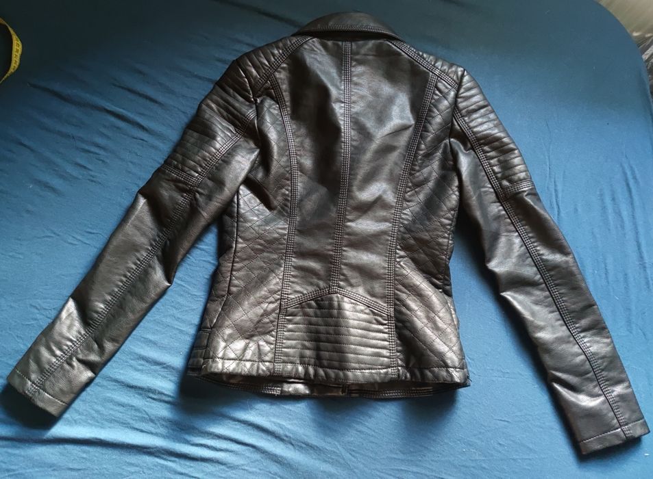 Чорна шкіряна куртка-косуха у відмінному стані