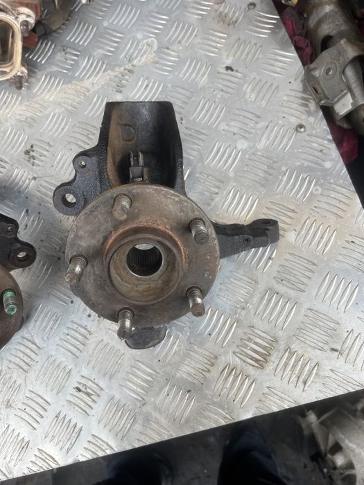 Цапфа кулак Форд фокус 2 ford focus год 05