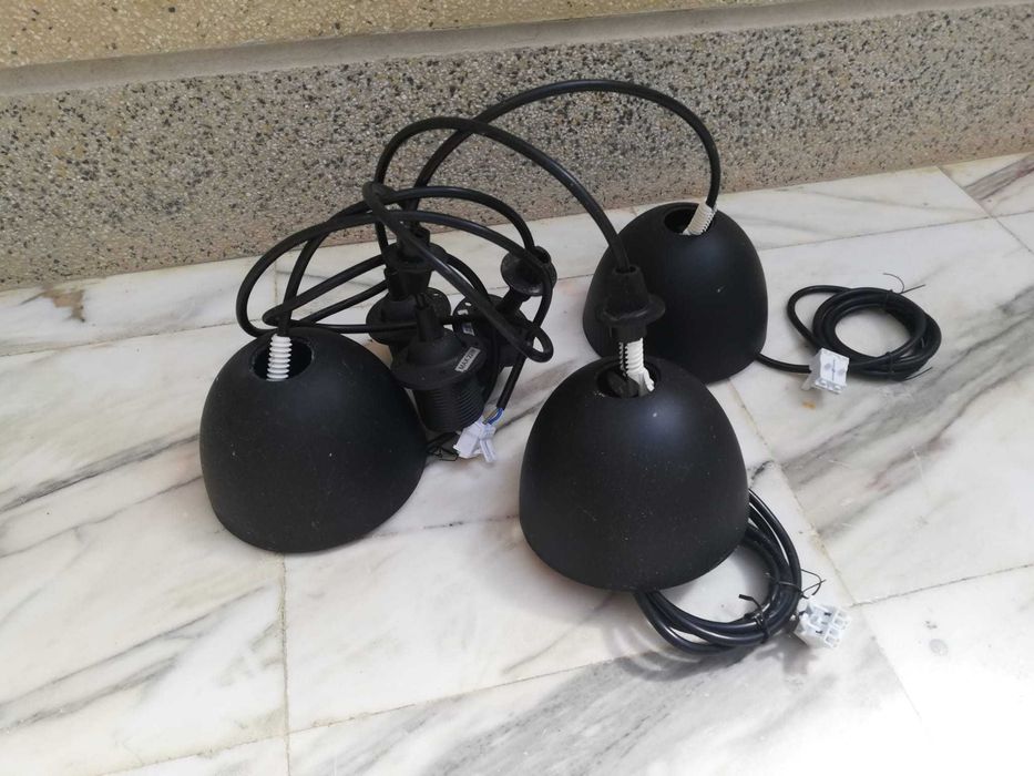suporte preto  para luz