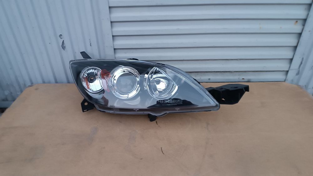 Vendo farol direito de Mazda 3 ano 2003/05