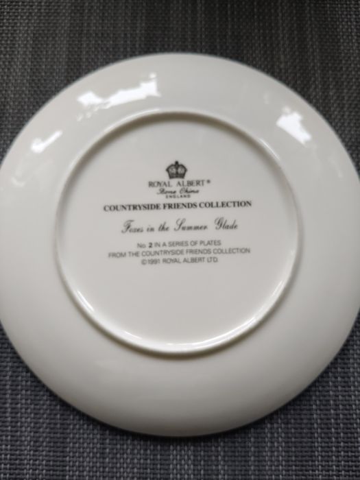 Uroczy talerz dekoracyjny Royal Albert z liskami