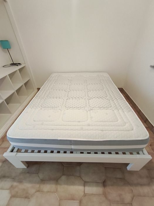 Estrutura de cama de casal + colchão de molas ensacadas Lusoconforto (140x190 cm) – Em perfeito estado