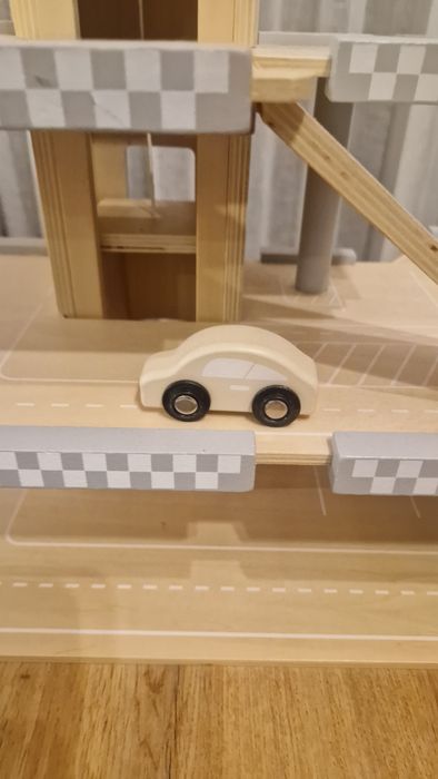 Drewniany garaż z windą.