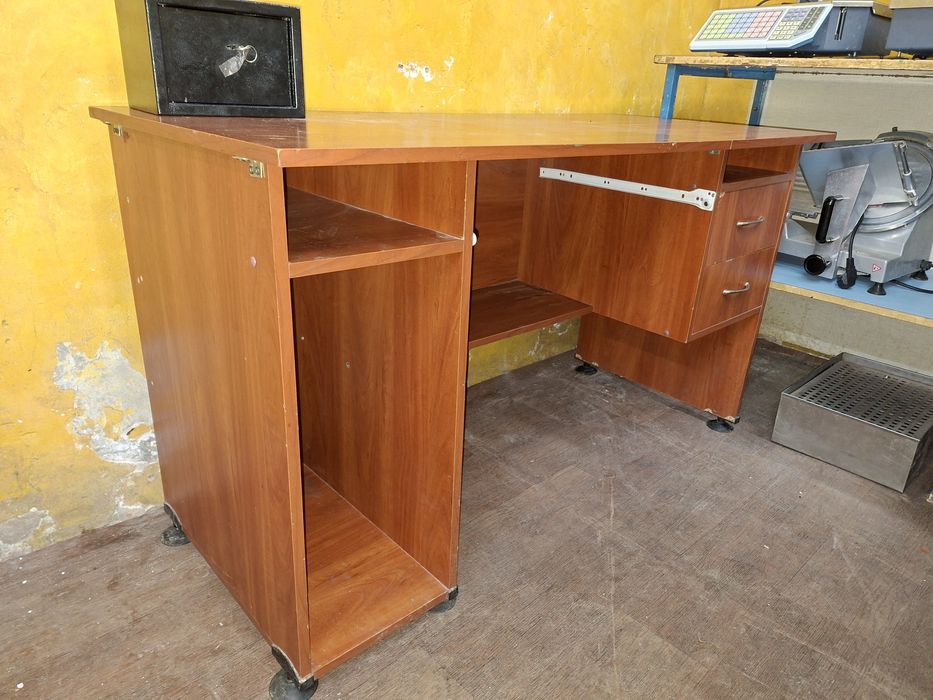 Стіл офісний стіл ,стильця