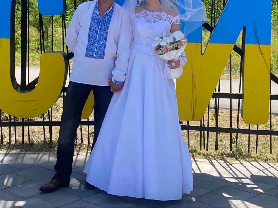 Свадебное атласное платье