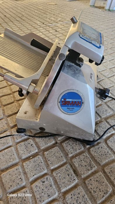Máquina de cortar enchidos e queijo (fiambreira)