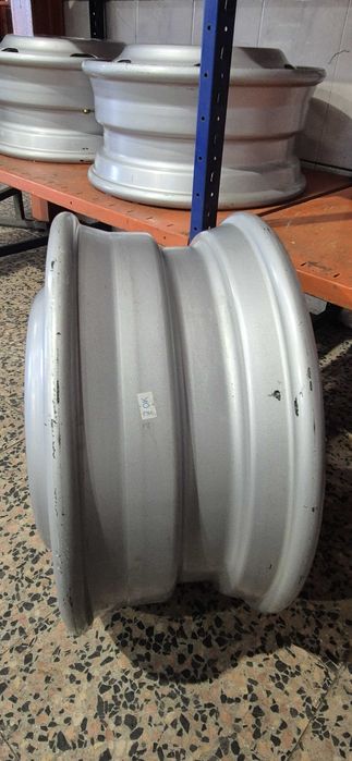 Vende-se 4 jantes 17.50 x 6.75, para pneus 9.5x17.5