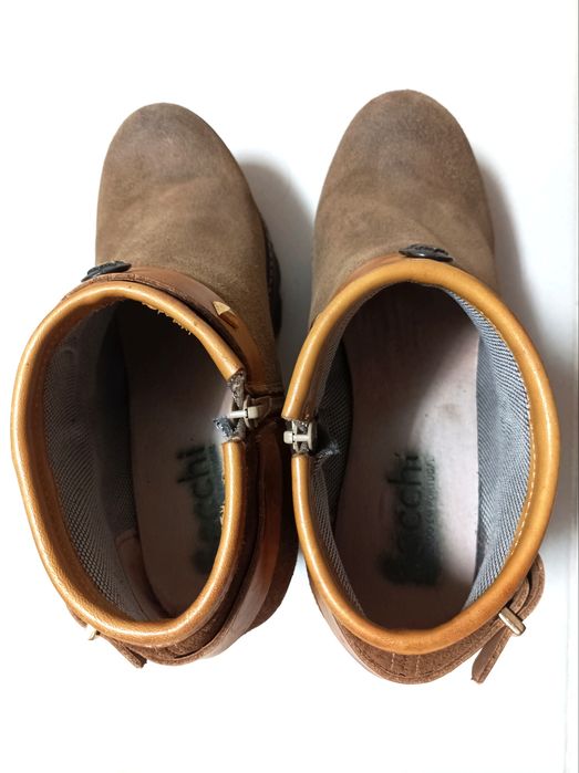 Botas com salto em pele genuína marca Sacchi (T. 39)