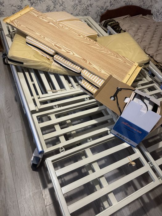 Широке ліжко для лежачих хворих з бічним переворотом та туалетом