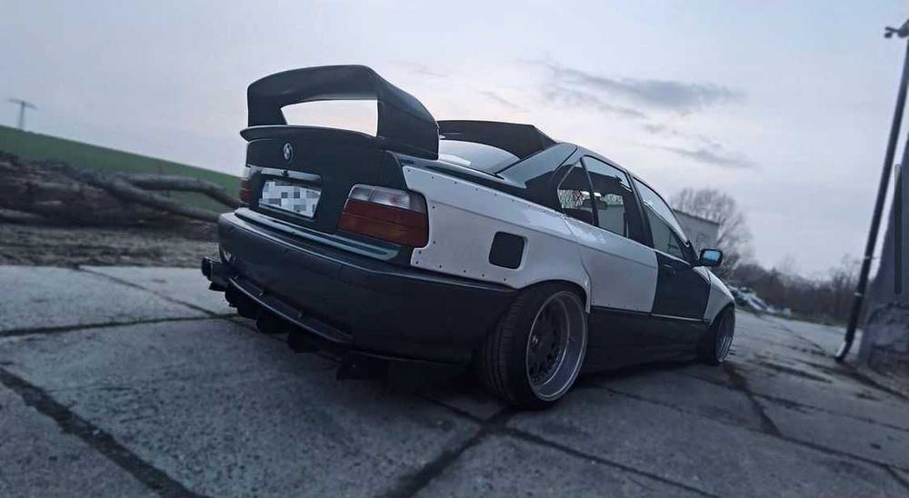 Felony BMW 3 E36 SEDAN 6 elementów Wycięcia na Klamki podkład